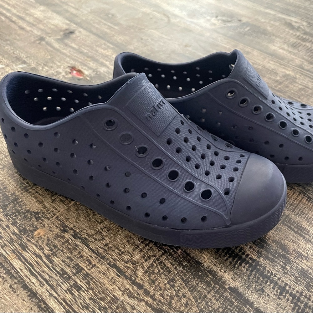 Boys Native Jefferson Style Shows. Size C11